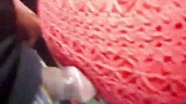 Raudonplaukė nufilmuota, kai atlieka veido procedūrą iš savo vaikino