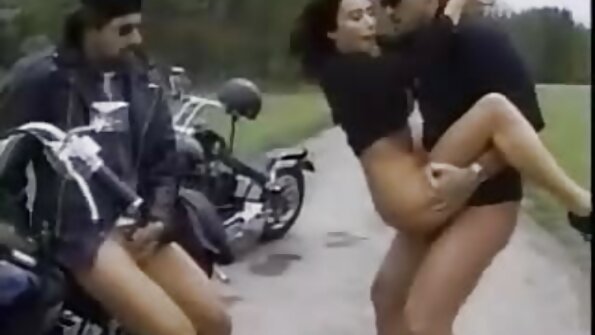 Įdegęs Azijos hottie gauna du kietus gaidžius trise