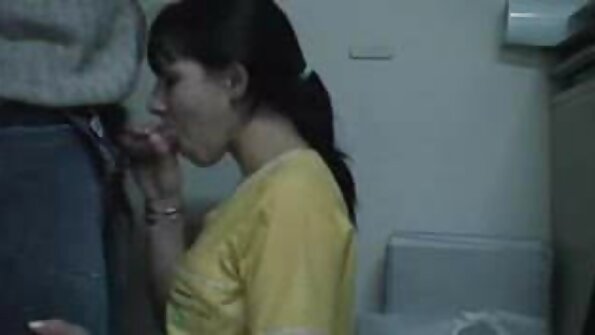 Seksuali mažutė nufilmuojama kamera su analiniu kištuku užpakalyje