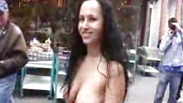 Solo mergina su krūtų implantais įsmeigia purpurinį dildę