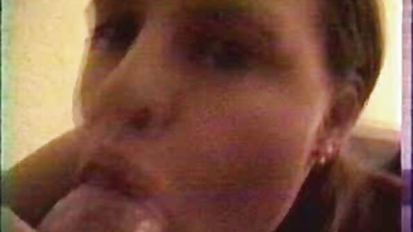 Trijų pornografinis vaizdo įrašas, kuriame du kartus prasiskverbia apskretėlė kojinėse